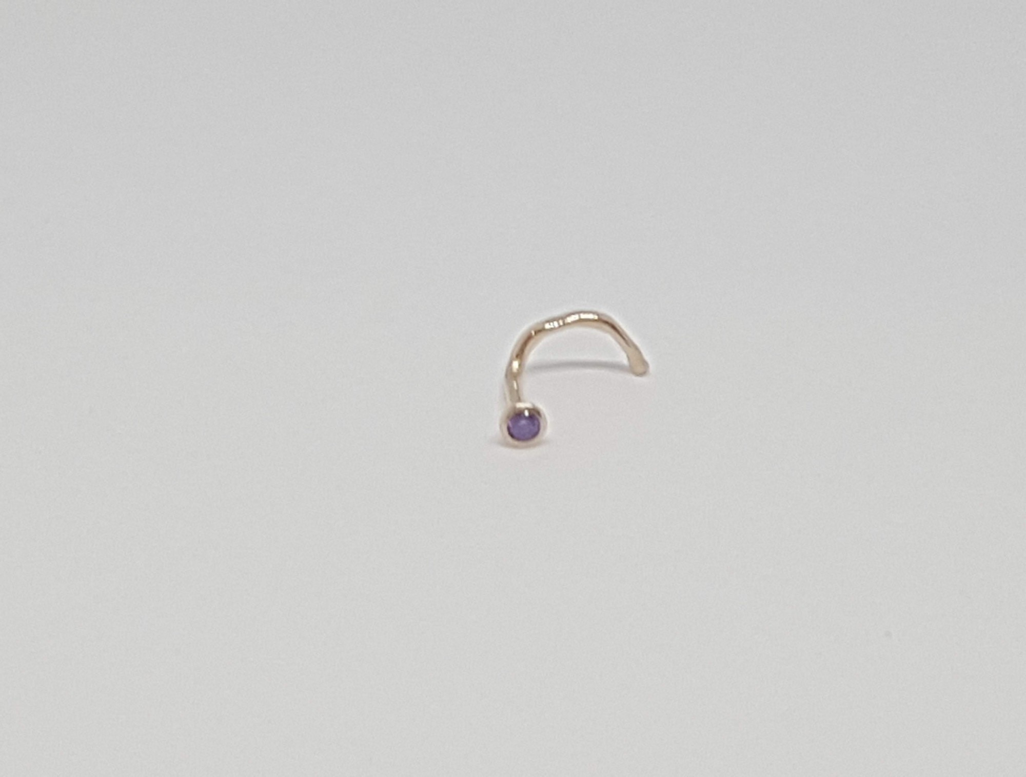 

Золотая серьга-пирсинг в нос с фианитом. 1024.2