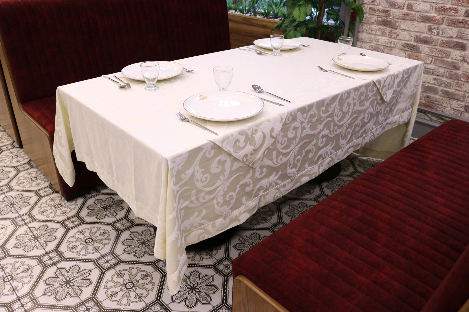 

Cкатертина Kayra жакардова "Вензель" з серветками, 160 х 285 см (33038-1)