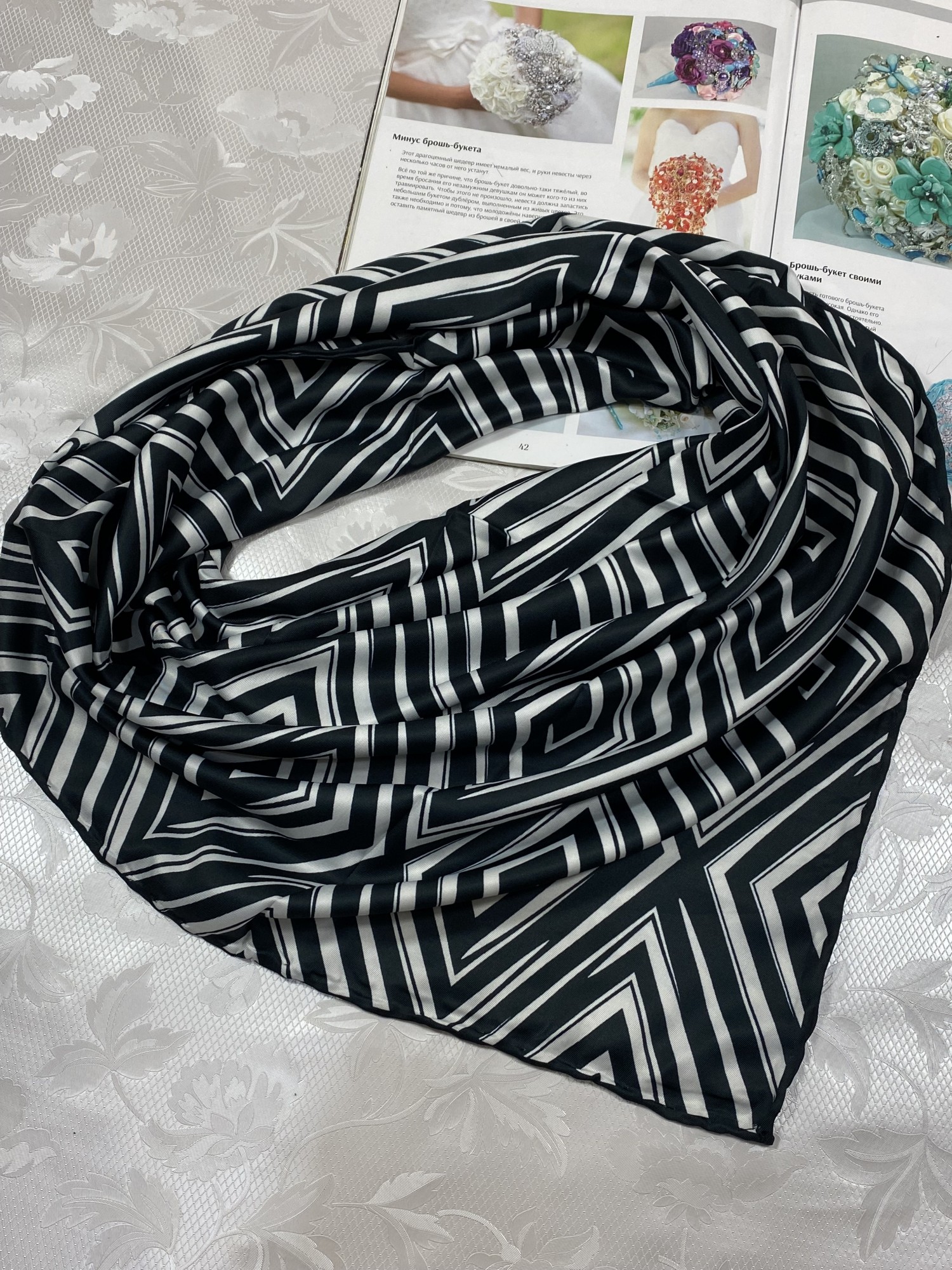 

Платок Zenipek 90*90 см турецкий шелковый черно-белый с геометрическим рисунком отделка ручной работы