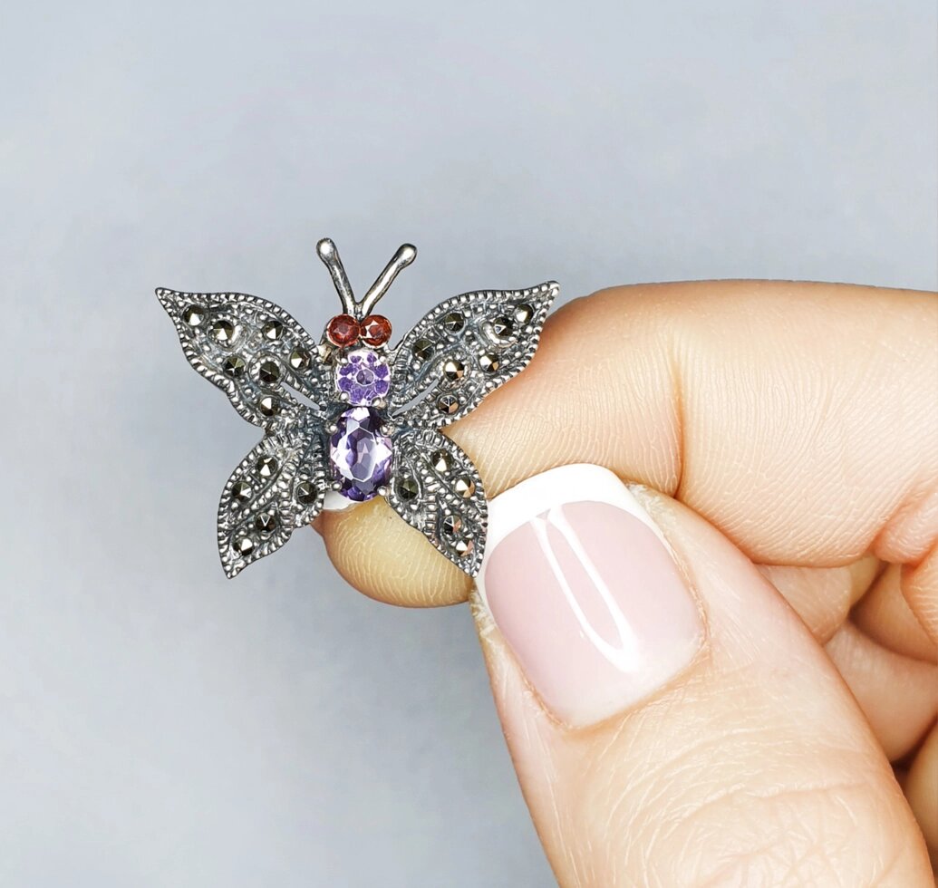 

Брошка серебряная с гранатом, аметистом и пиритами "Бабочка" 5,06 г