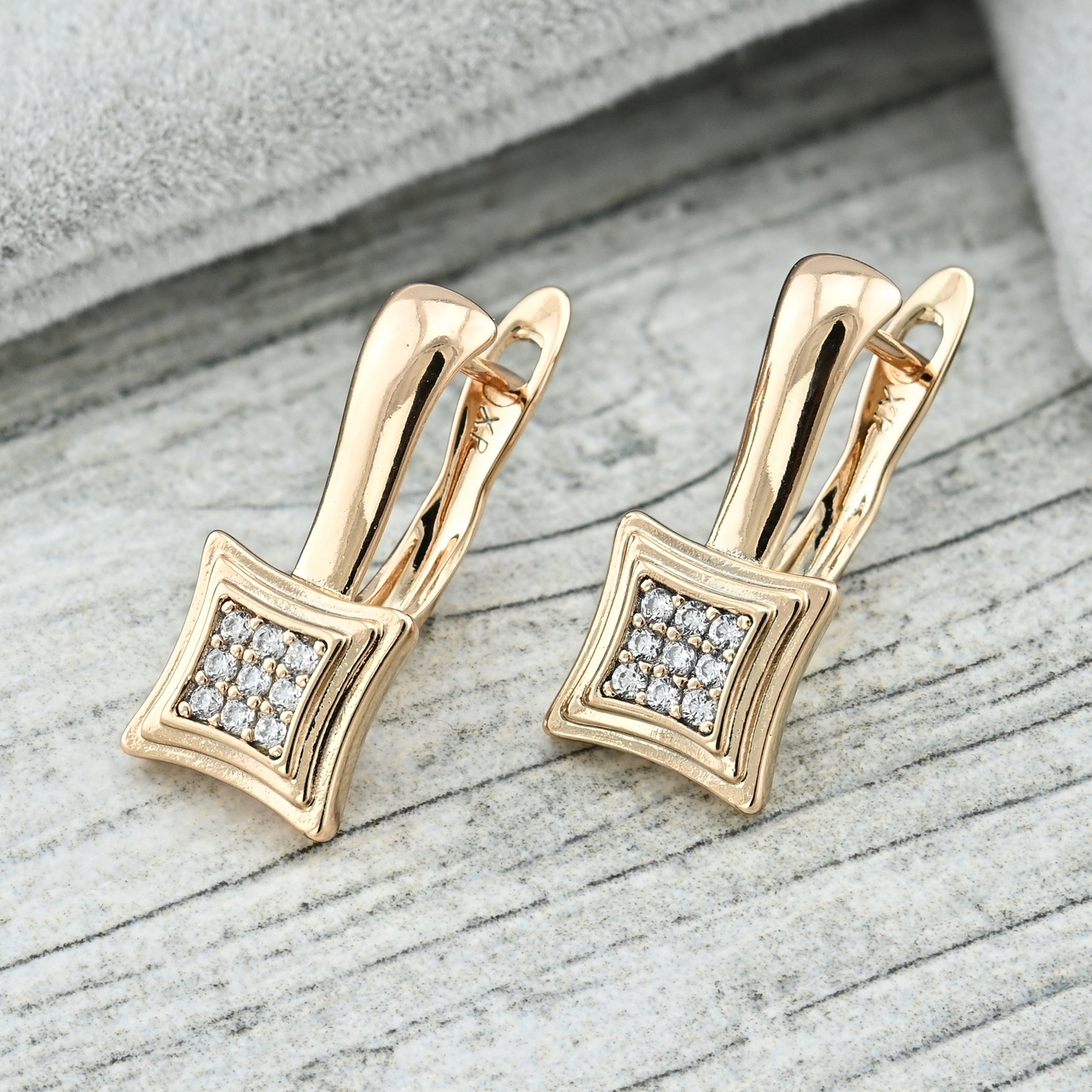 

Серьги Xuping 35462 размер 20х9 мм белые фианиты вес 3.4 г позолота 18К
