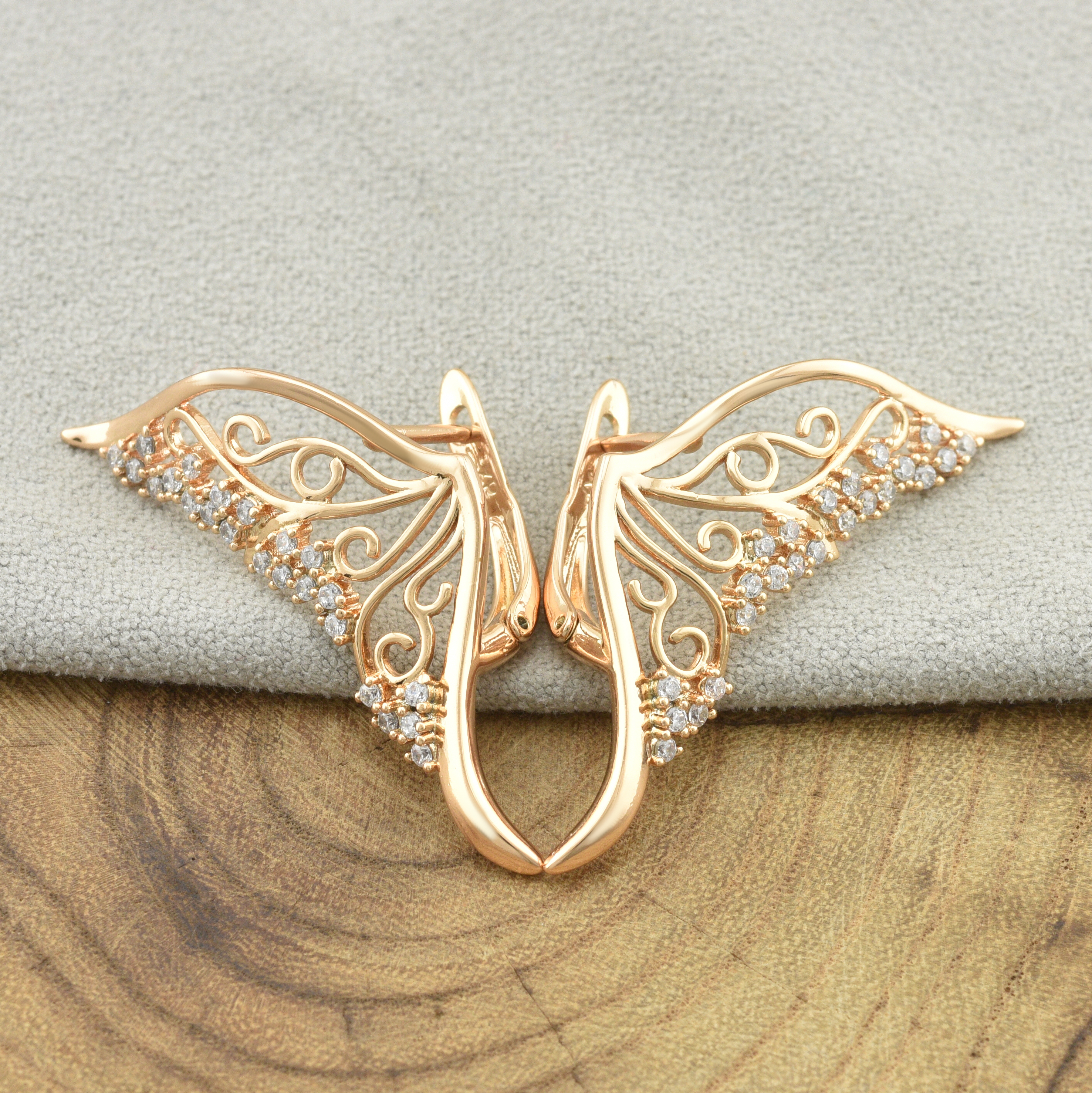 

Серьги Xuping 32068 размер 38х14 мм белые фианиты вес 4.0 г позолота 18К