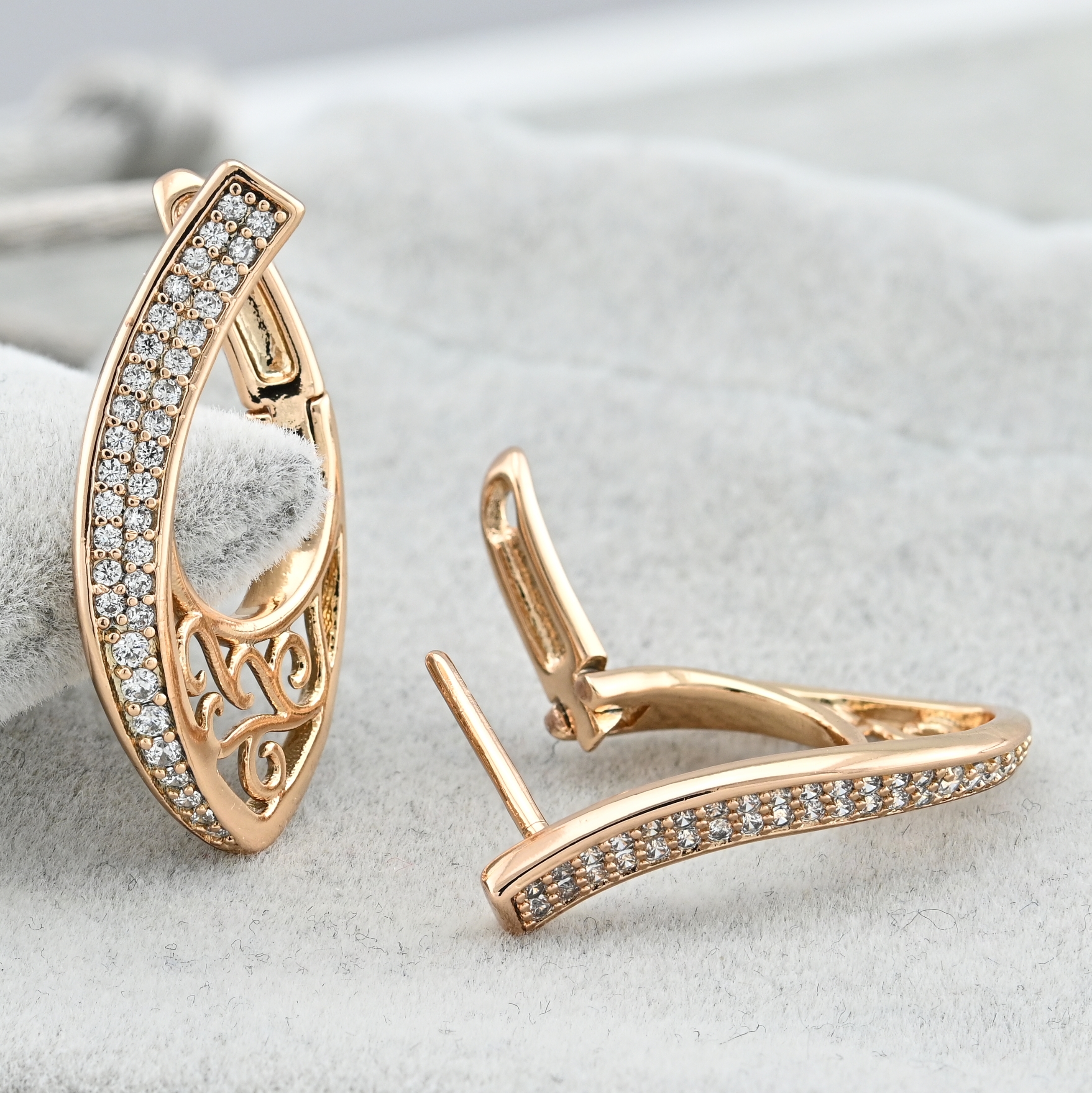 

Серьги Xuping 35310 размер 27х4 мм белые фианиты вес 4.3 г позолота 18К