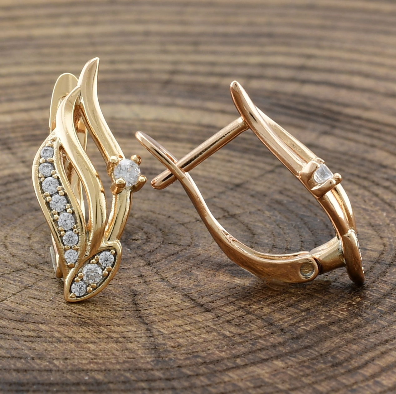 

Серьги Xuping 32064 размер 18х7 мм белые фианиты вес 2.1 г позолота 18К