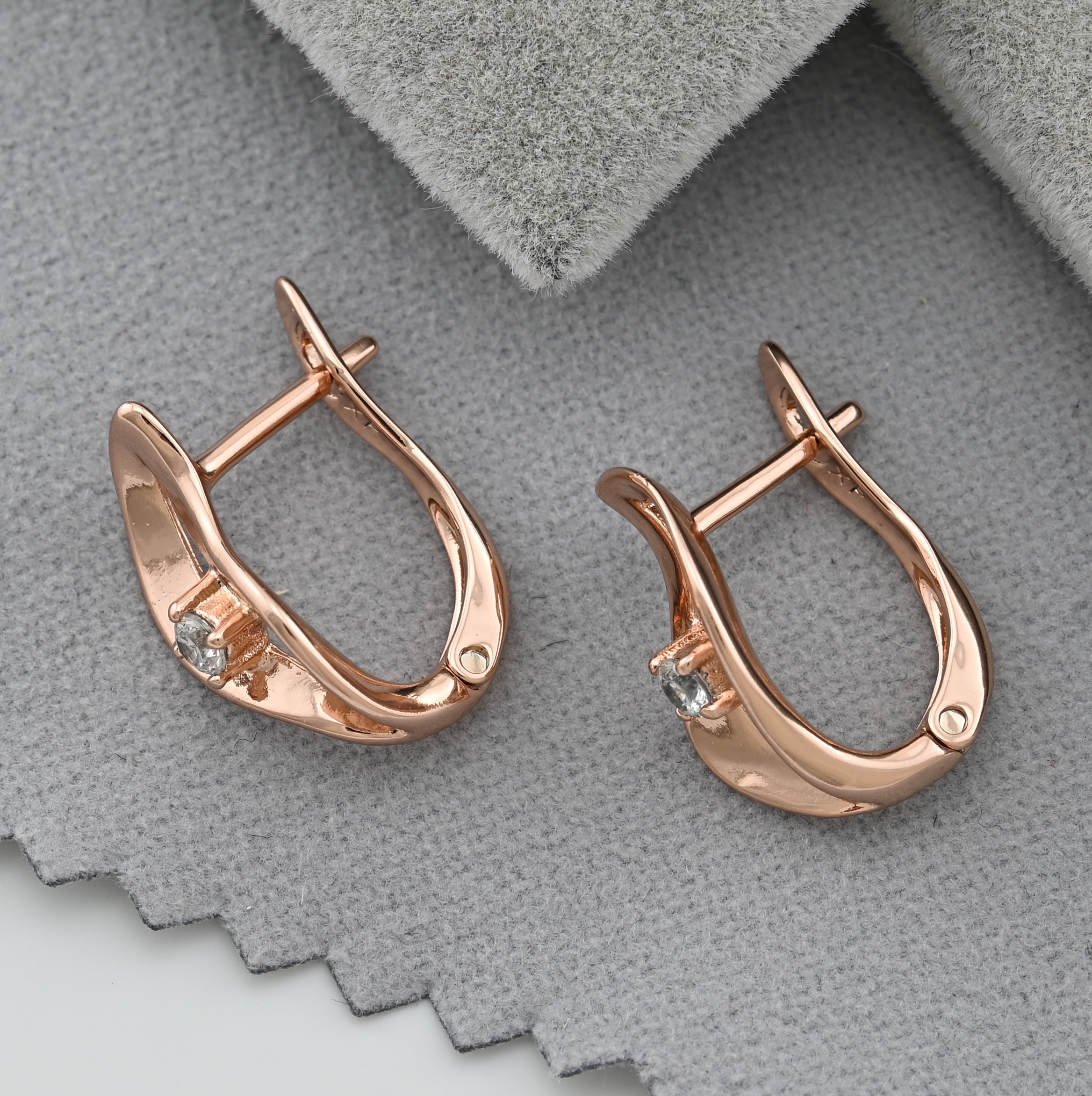 

Серьги Xuping 32997 размер 20х7 мм белые фианиты вес 2.1 г позолота РО