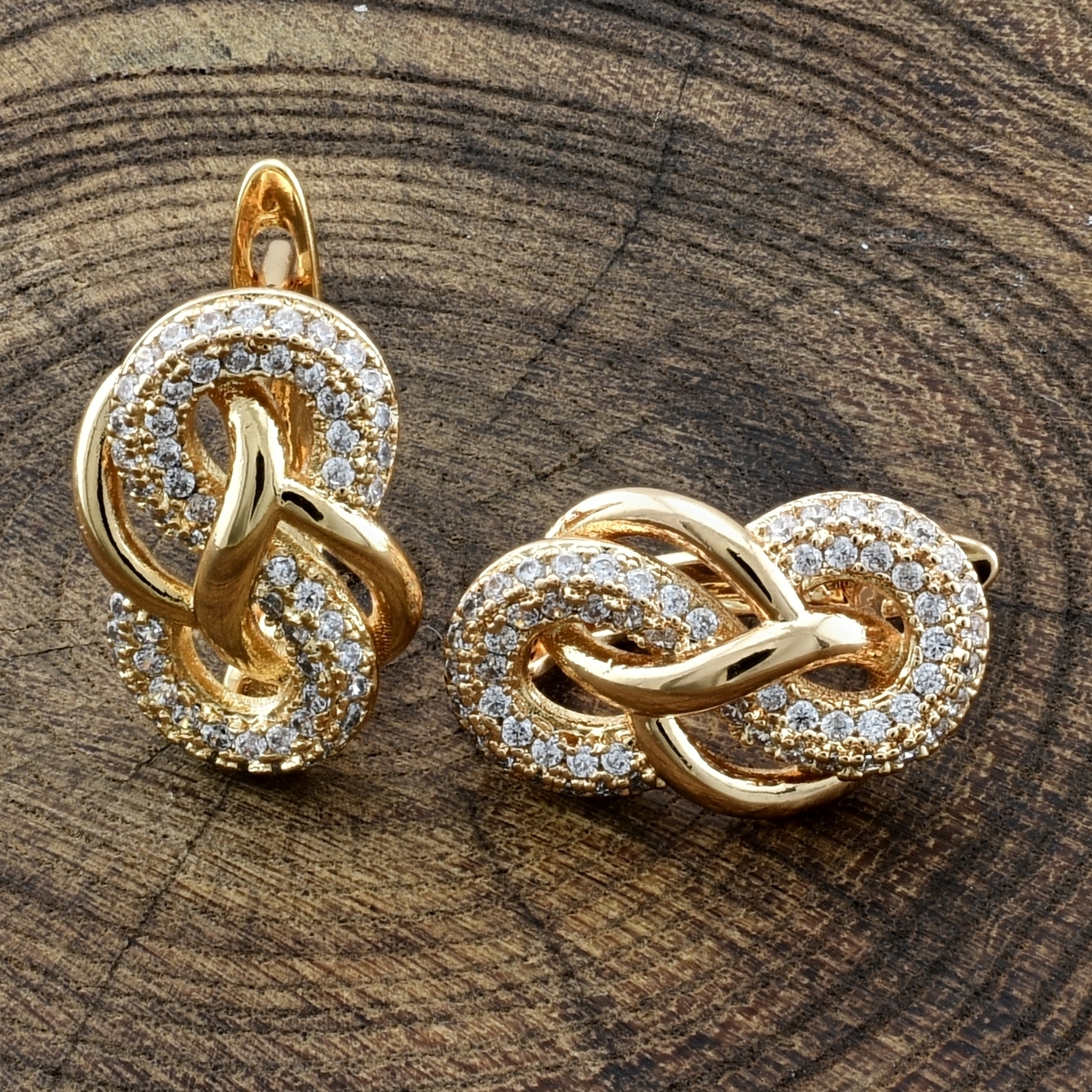 

Серьги Xuping 35264 размер 17х10 мм белые фианиты вес 3.8 г позолота 18К