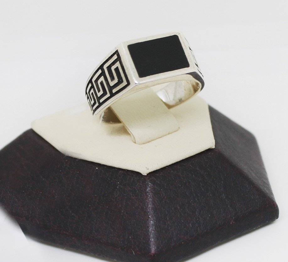 

Кольцо серебряное с агатом 18,5 6,85 г