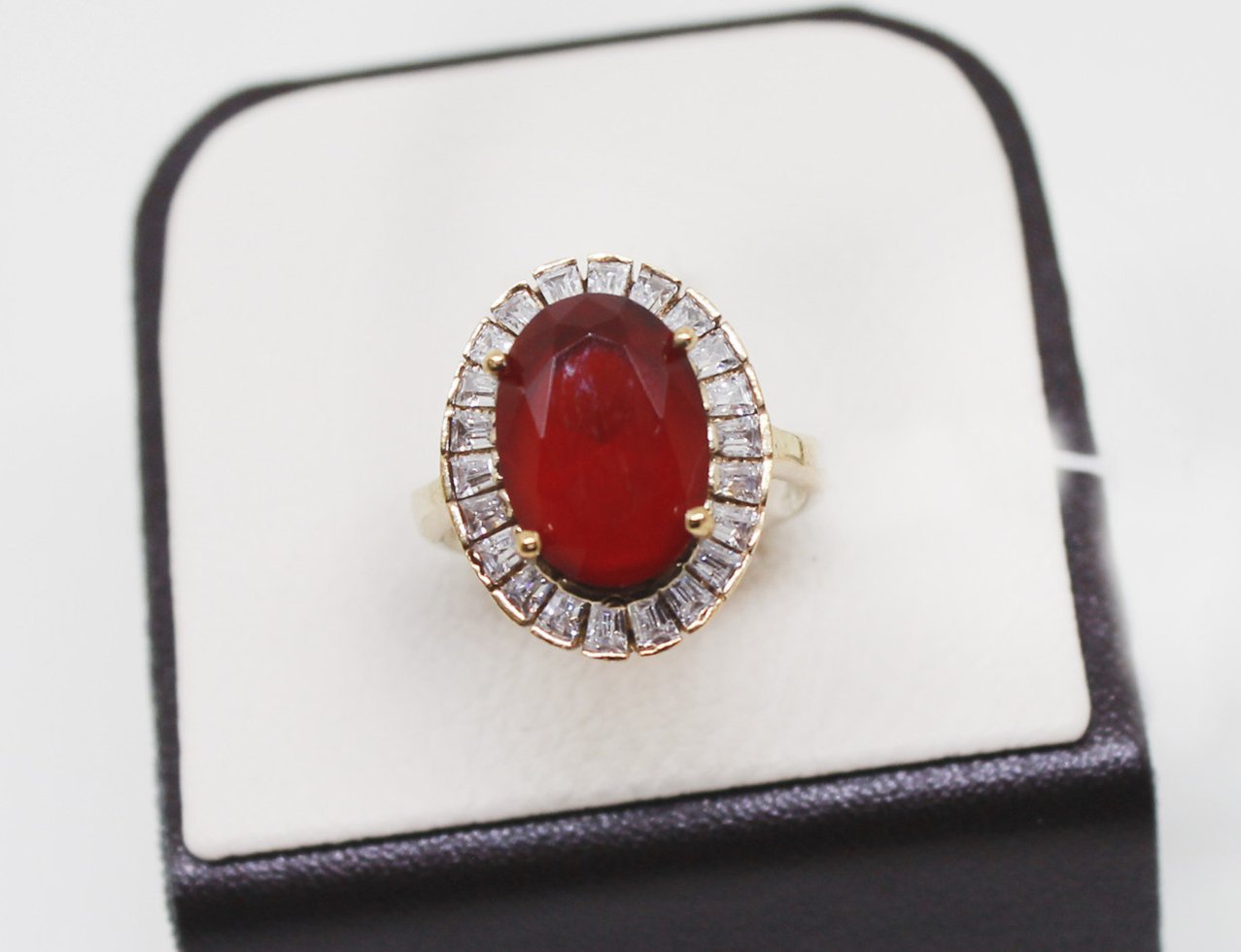 

Кольцо серебряное с кубическим цирконием и корундом 18,5 6,53 г