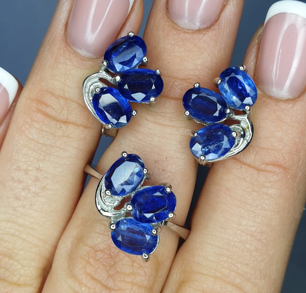 

Кольцо серебряное с кианитом 3,74 г