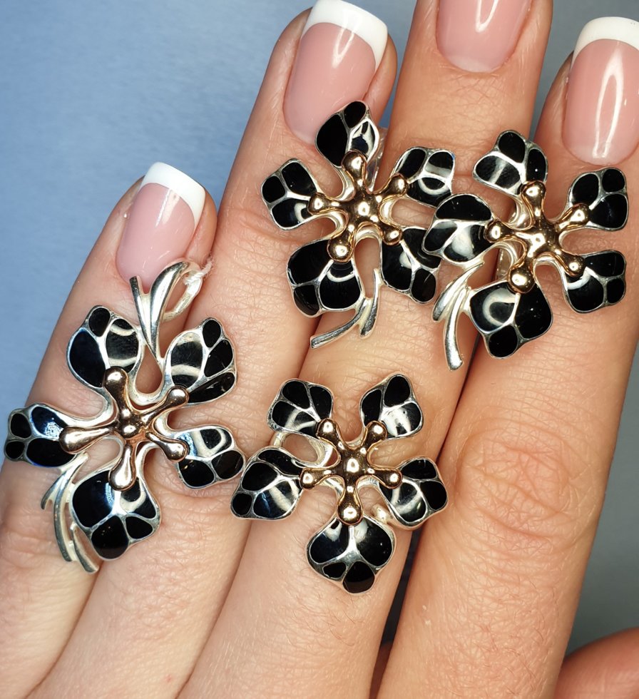 

Кольцо серебряное с эмалью "Кокетка" 5,27 г