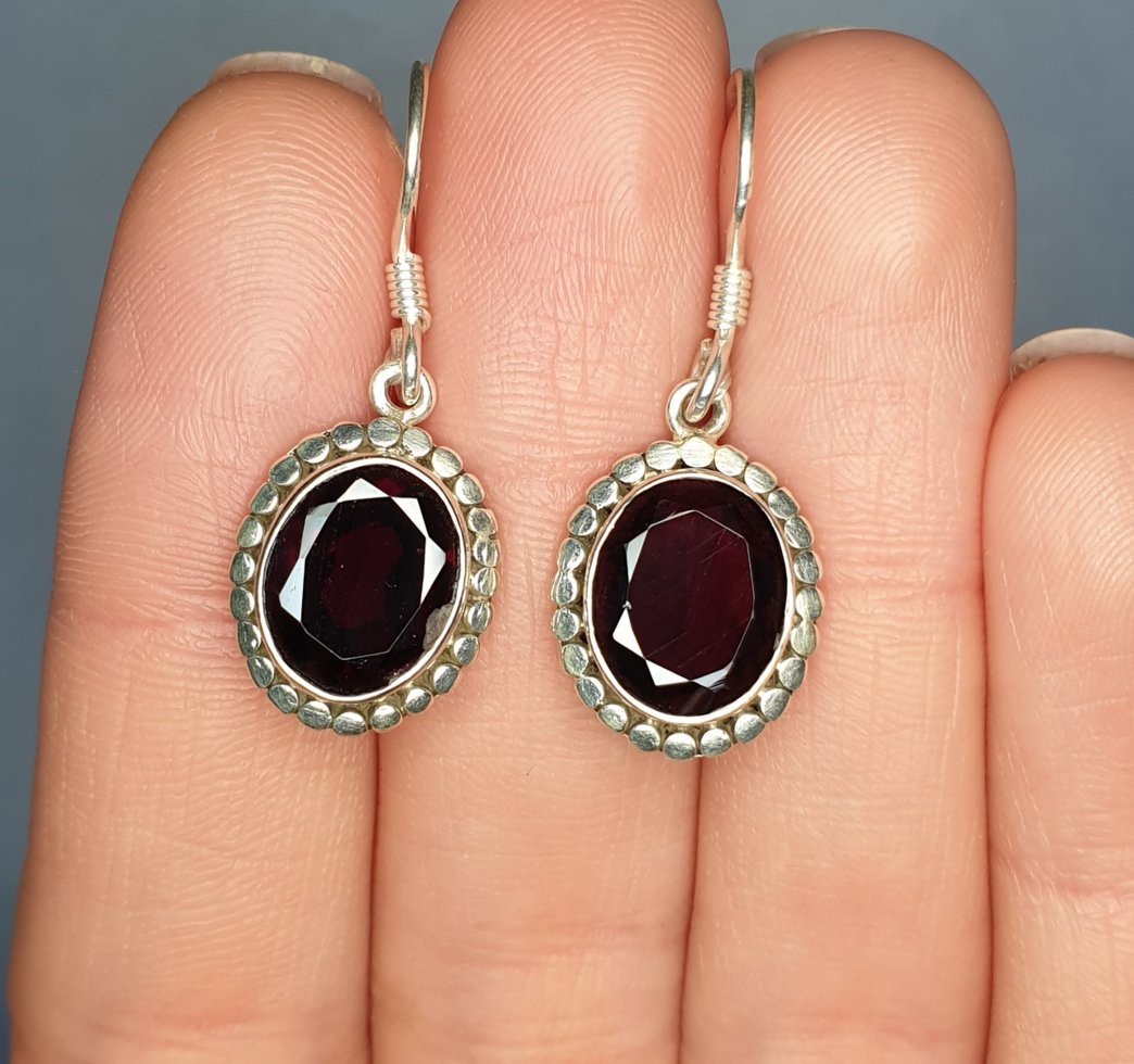 

Сережки серебряные с гранатом 5,6 г