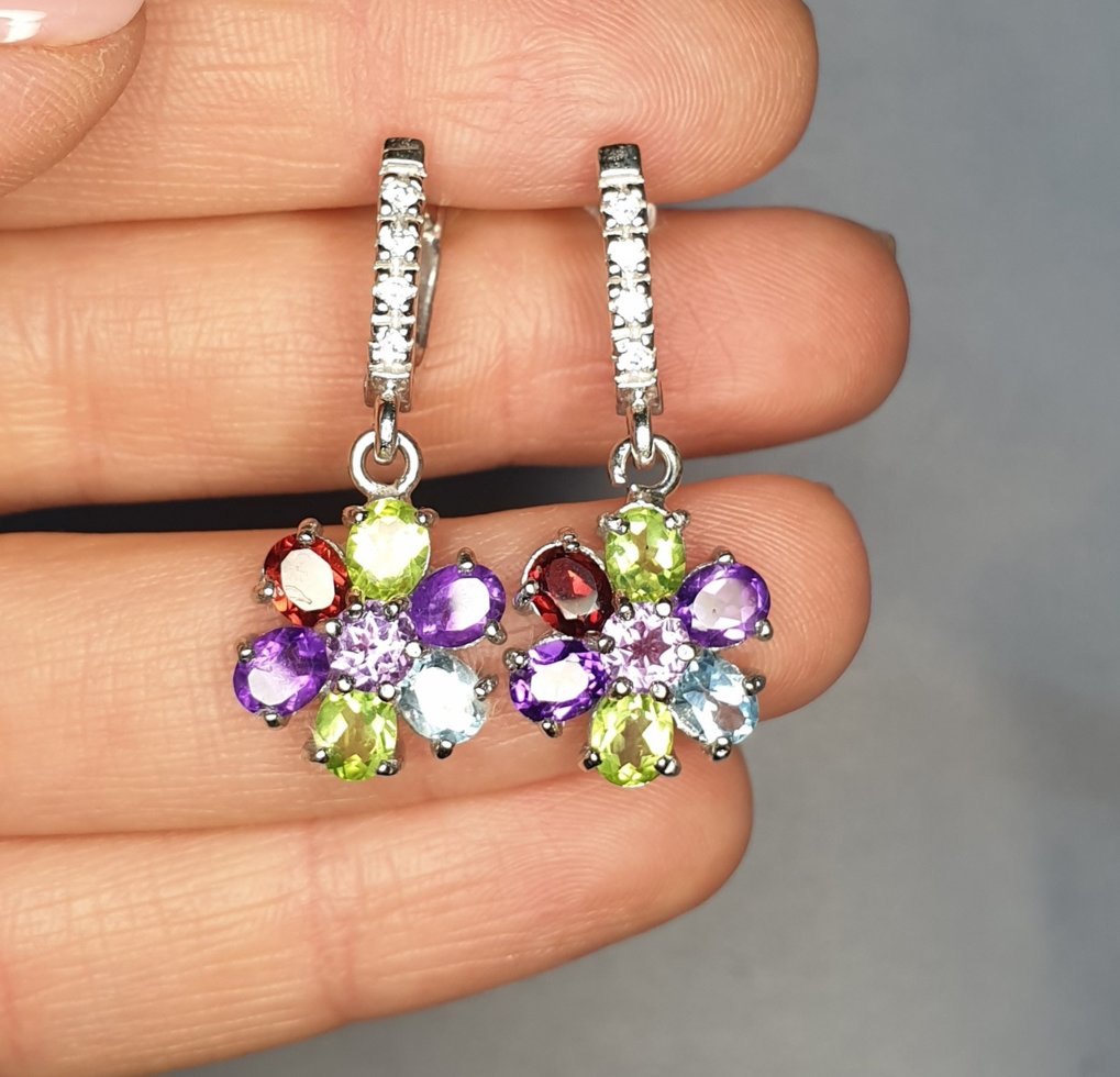 

Сережки серебряные с хризолитом,аметистом рубином, голубым топазом 7,35 г