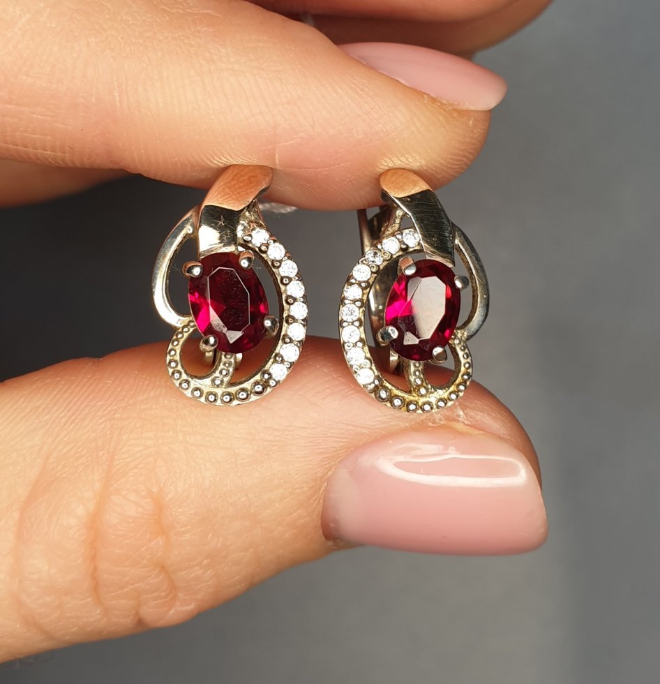 

Сережки серебряные с фианитом и гранатом 4,25 г