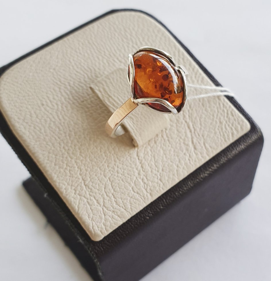 

Кольцо серебряное с янтарем 18,5 2,52 г
