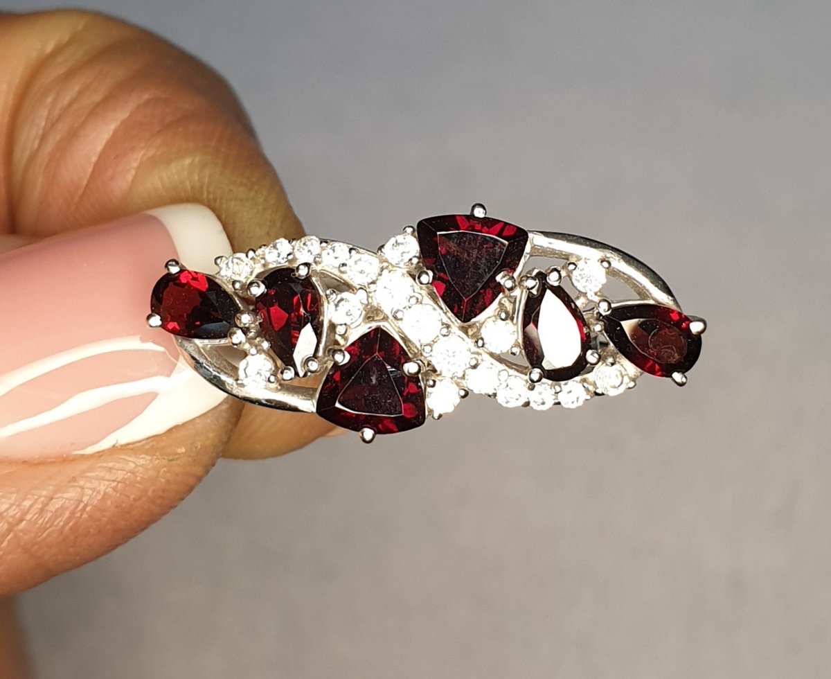

Брошка серебряная с гранатом 2,61 г