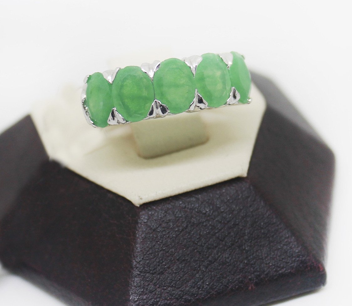 

Кольцо серебряное с изумрудом 17 4,14 г