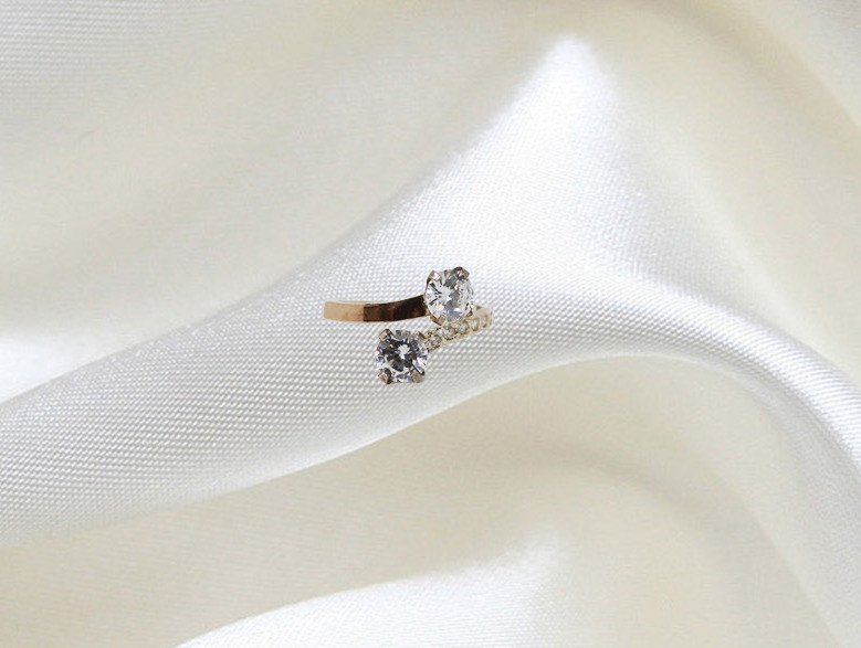 

Кольцо серебряное с фианитом 16 2,45 г