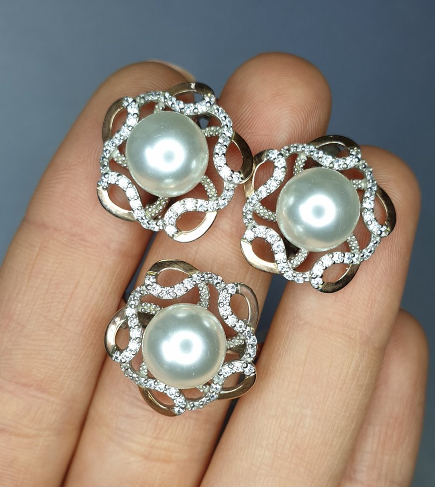 

Кольцо серебряное с жемчугом 4,56 г