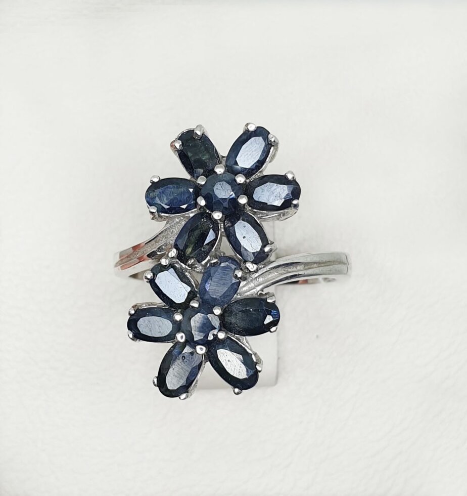 

Кольцо серебряное с сапфиром 19 5,90 г