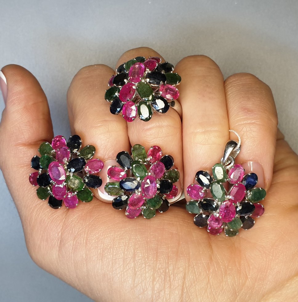 

Сережки серебряные с сапфиром, изумрудом, рубином 11,04 г