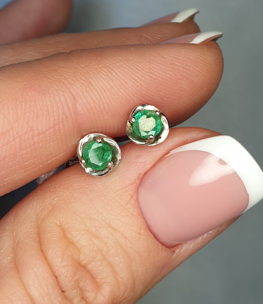 

Сережки серебряные с изумрудом 1,14 г