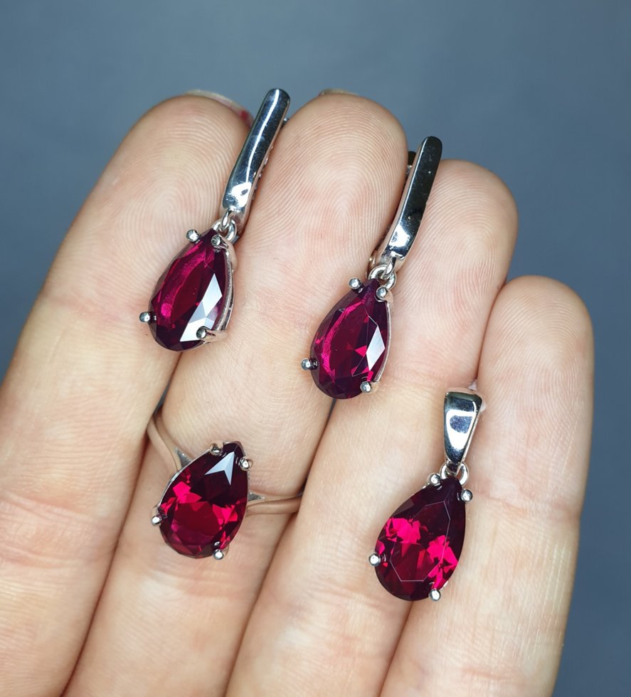 

Сережки серебряные с nano рубином 5,5 г
