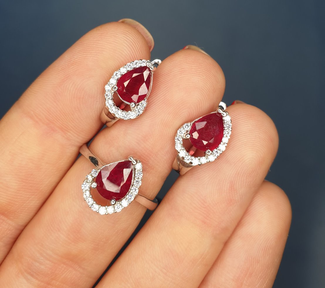 

Сережки серебряные с рубином 4 г