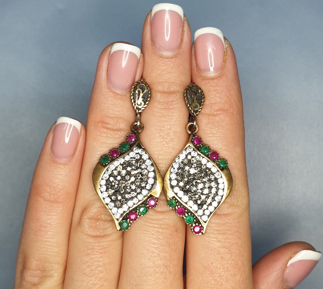 

Сережки серебряные с рубином и изумрудом 12,49 г