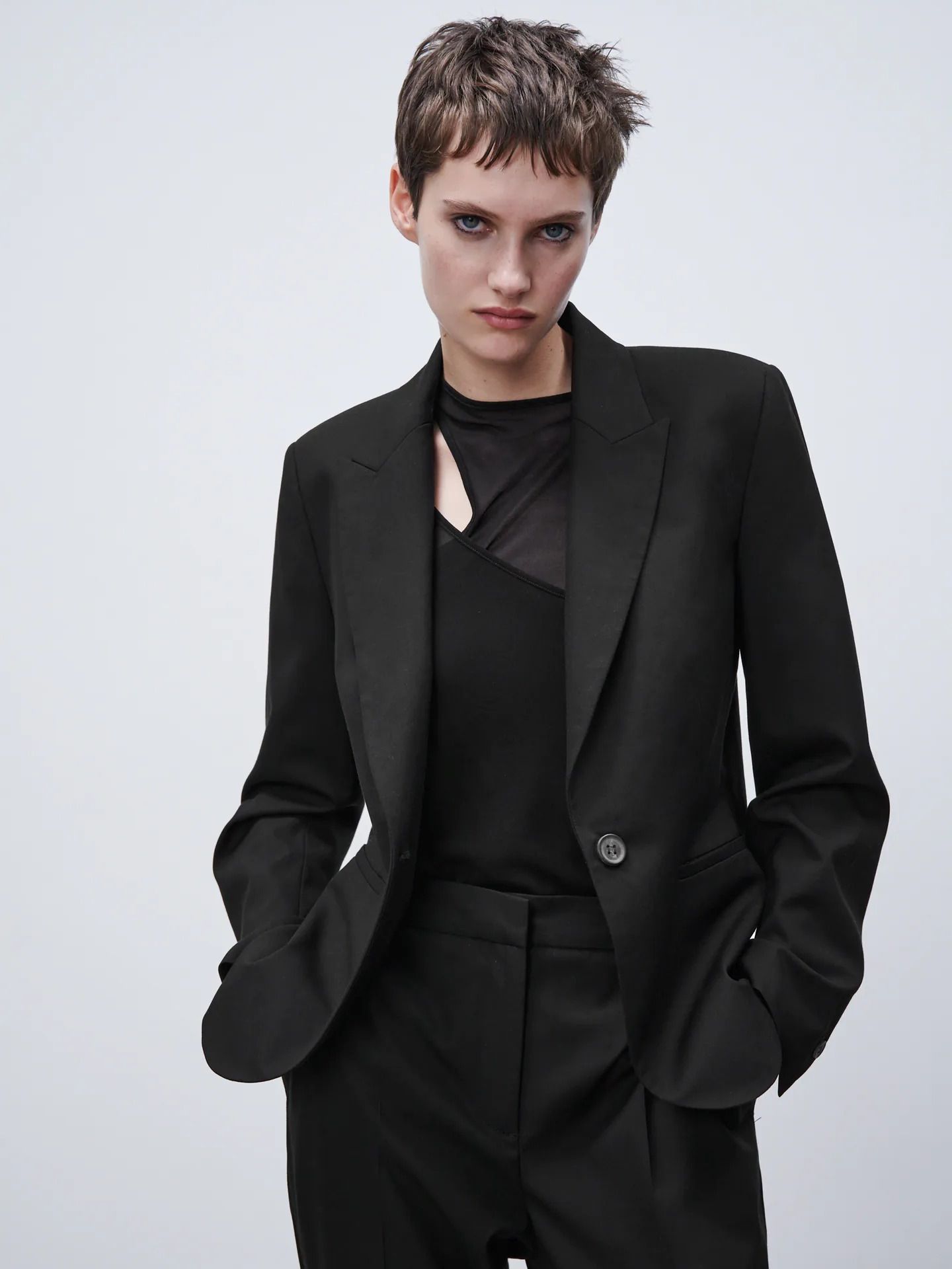 

Пиджак Zara 2233-535-800  Черный, Пиджак Zara 2233-535-800 38 Черный
