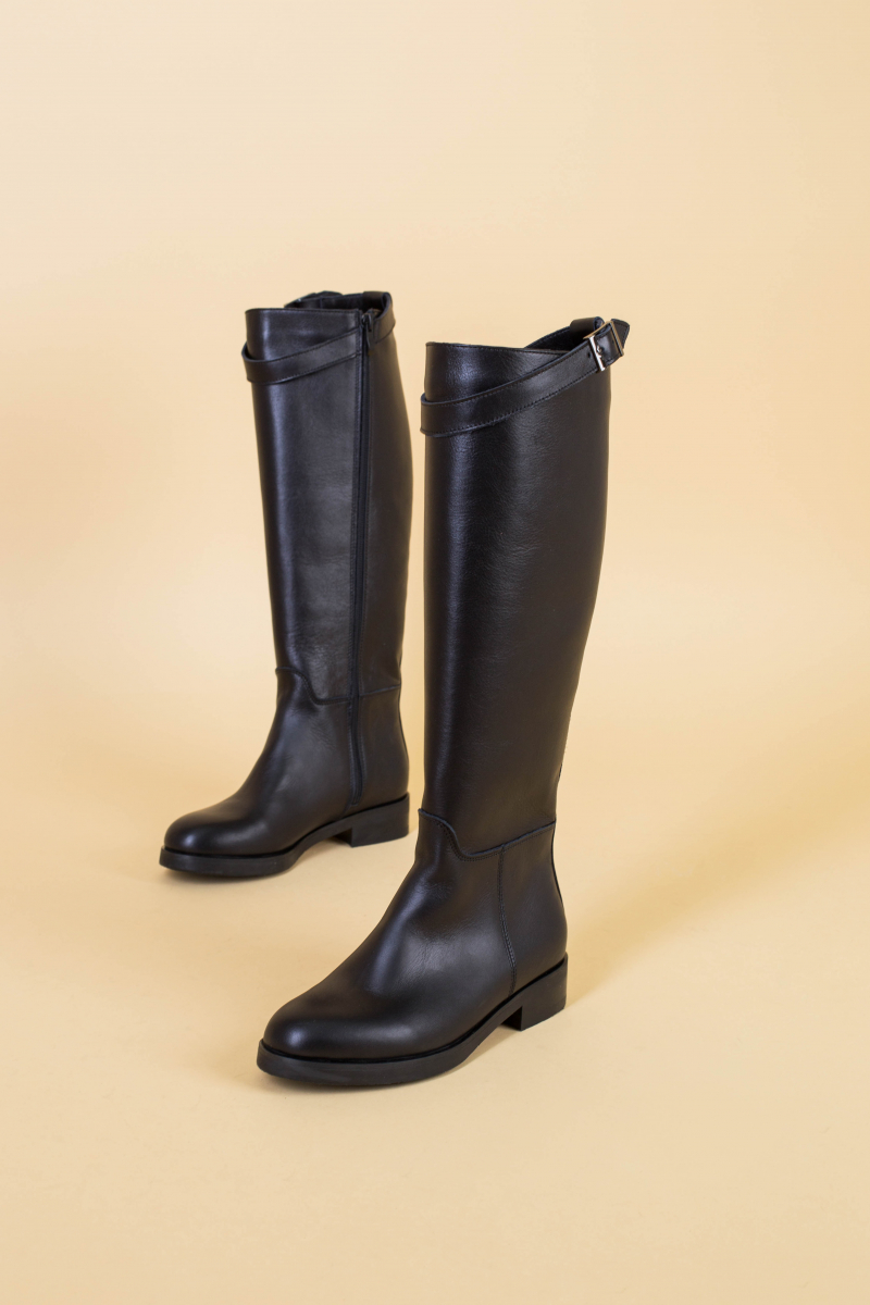 

Чоботи жіночі шкіряні з ремінцем, без каблука, демисезонні LuxuryShoes 9501д/35 (23 см) Чорні