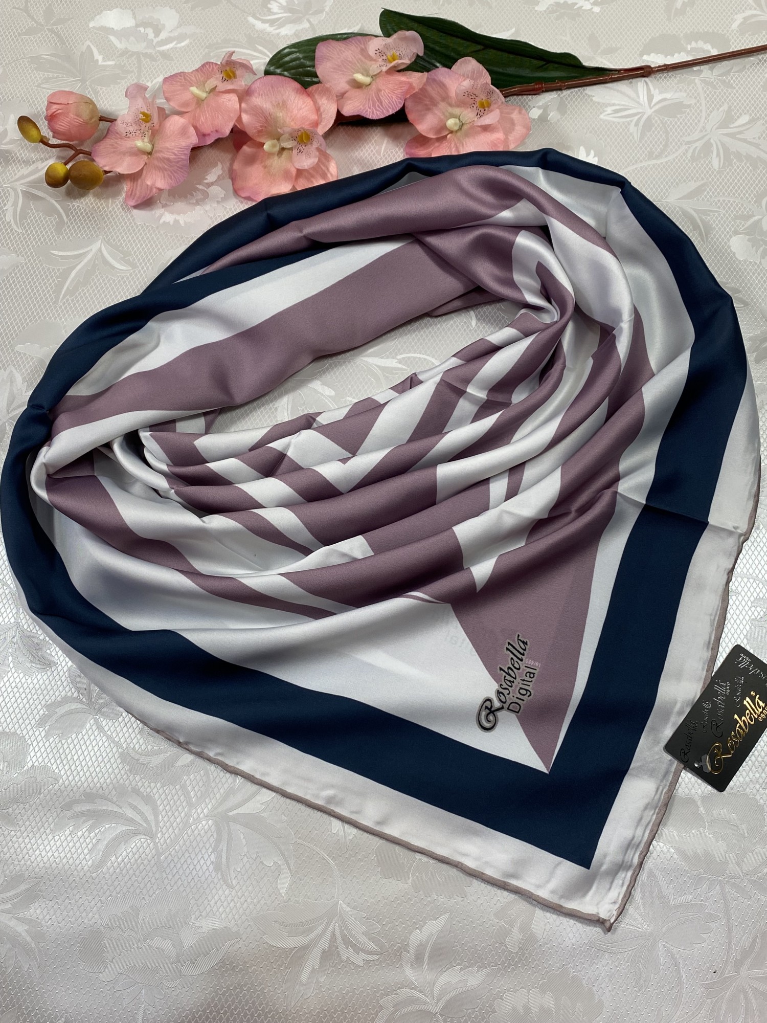 

Платок Rosabella 90*90 см весенний нежный шелковый с геометрическим рисунком