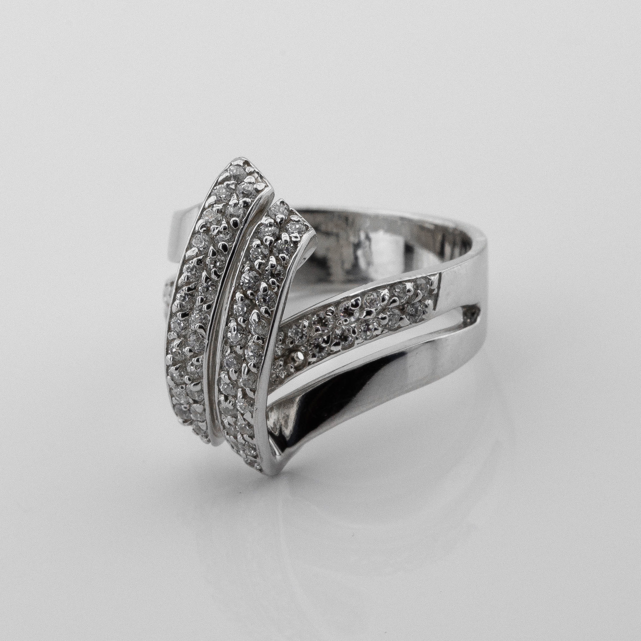 

Серебряное кольцо с фианитами 11714-4 Диамант, 18 размер