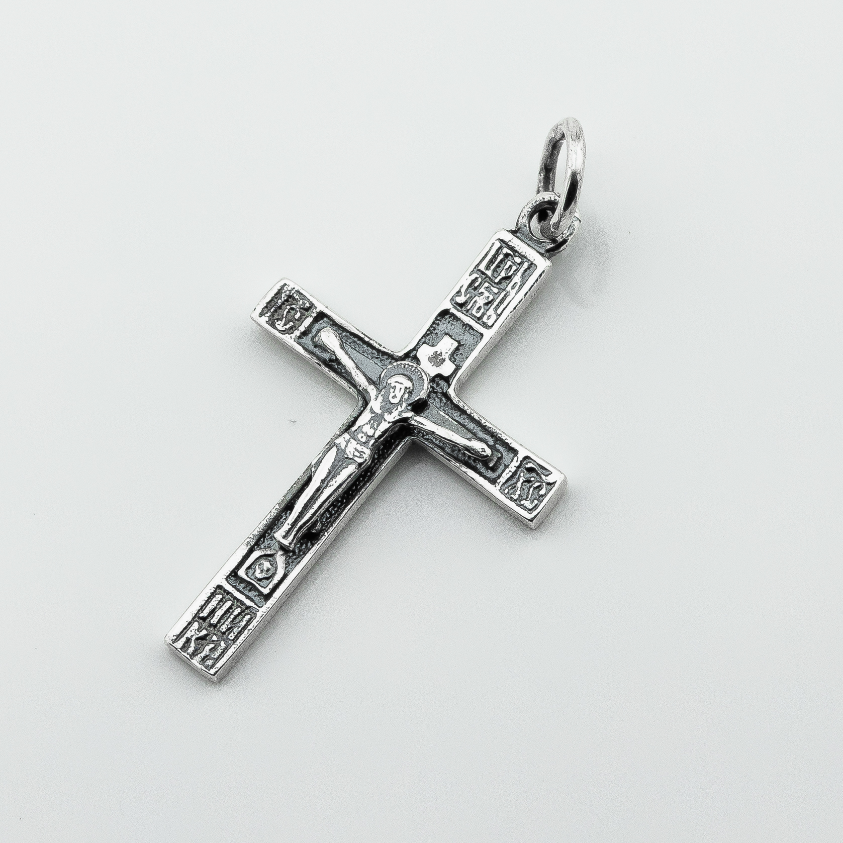 

Серебряный крестик с распятием p13998-1142 Диамант