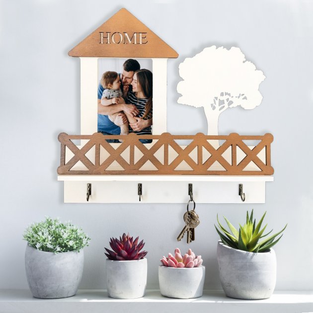 

Ключница дом HOME коричнево-белая с фоторамкой на 4 крючка