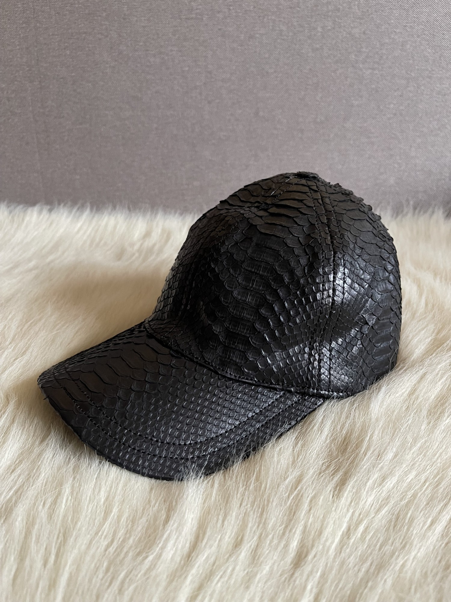 

Кепка из кожи питона черная женская CB00321