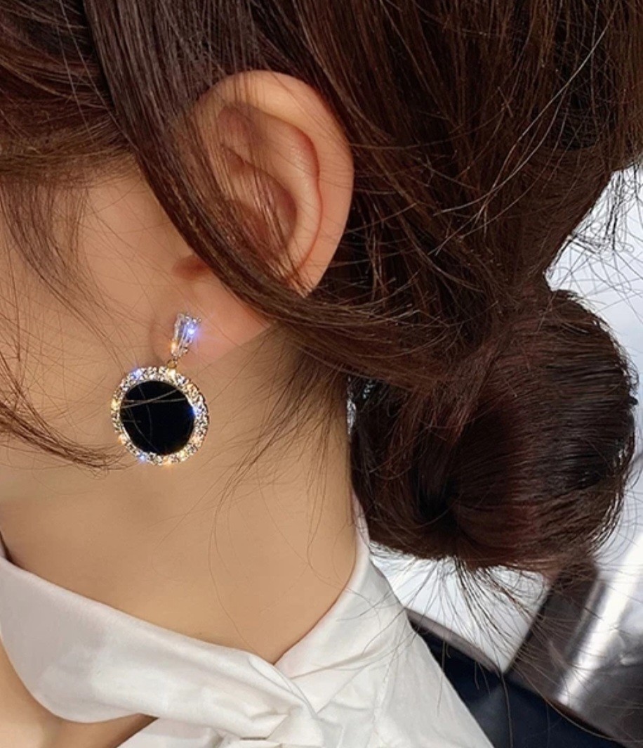 

Сережки женские Fasion с черной серединкой