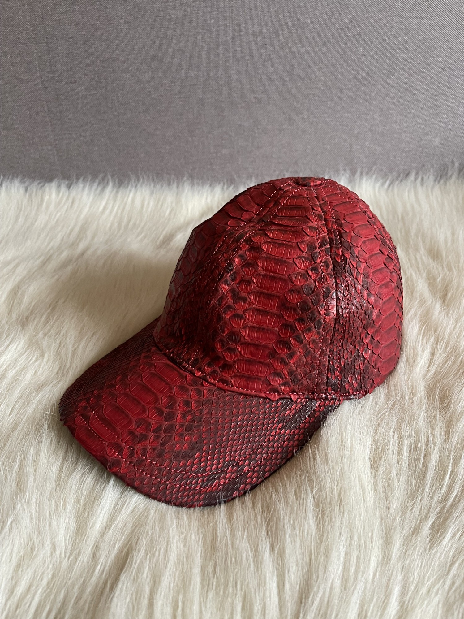 

Кепка из кожи питона красная женская CR00395