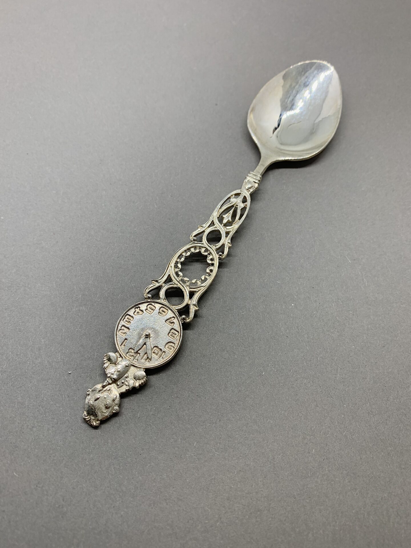 

Серебряная ложка на крестины 00302