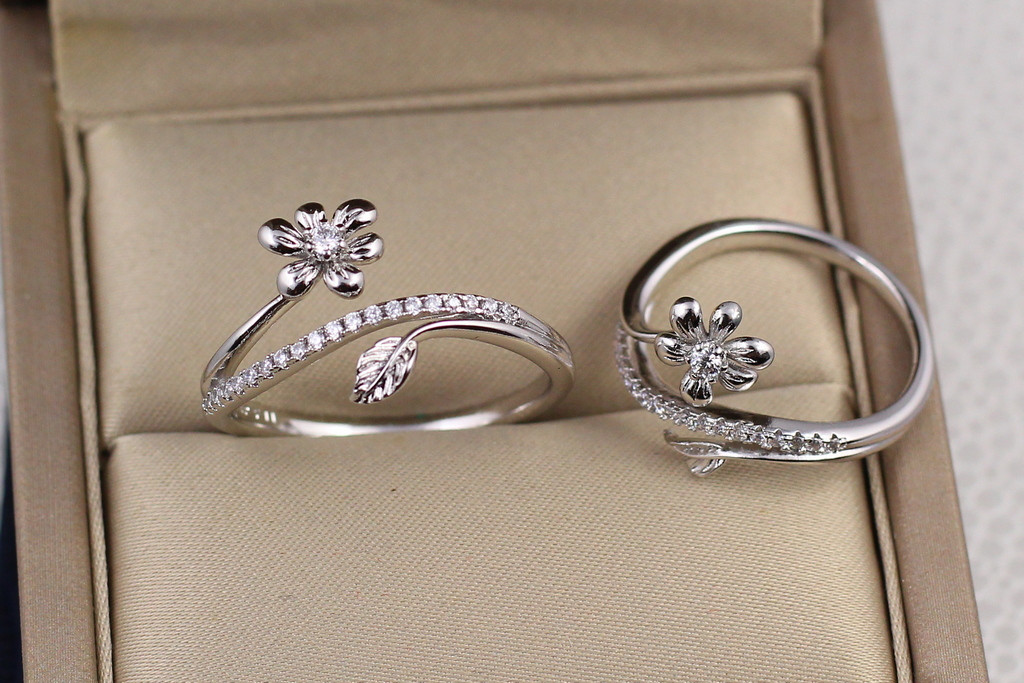 

Кольцо Xuping Jewelry с цветочком на одном и листочком на втором кончиках р 17 серебристое