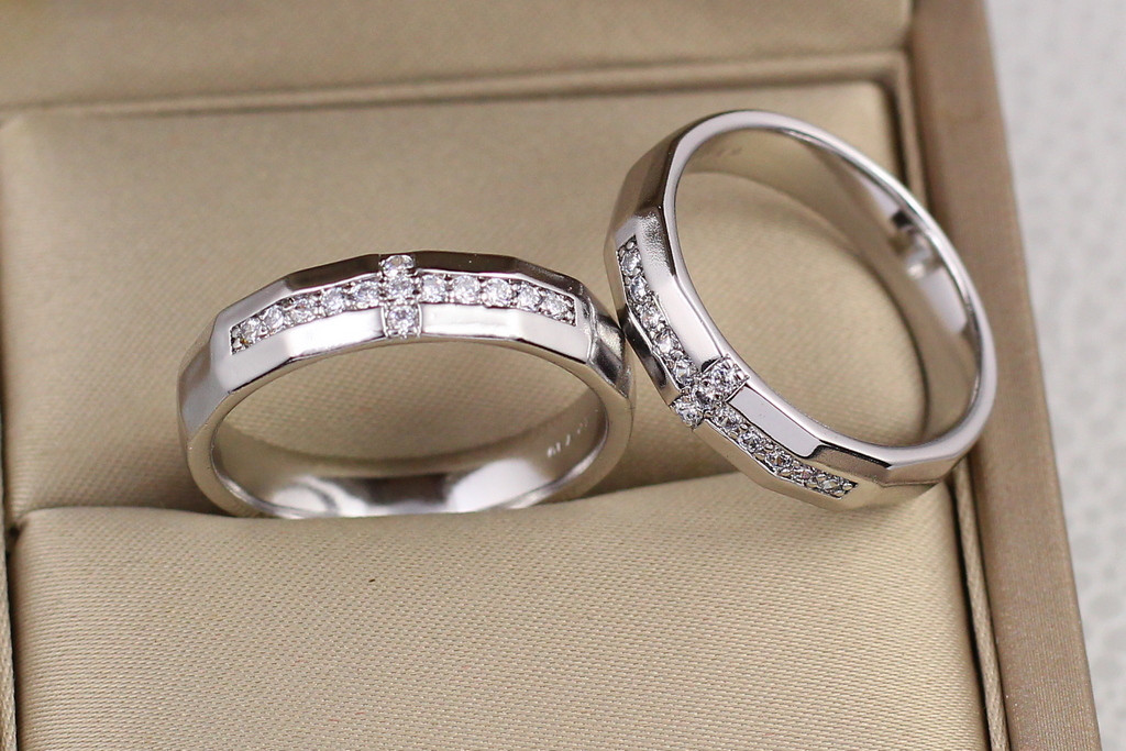 

Кольцо Xuping Jewelry шестигранник с камешками крестиком р 16 серебристое