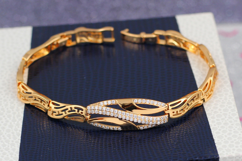 

Браслет Xuping Jewelry резные пластины по средине широкая с камнями 17 см 10 мм золотистый