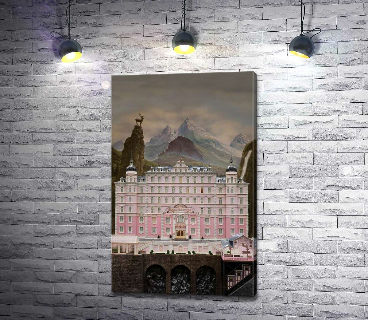 

Картина ArtPoster Жемчужно-розовый отель на постере к фильму "Отель" Гранд Будапешт "" (The Grand Budapest Hotel) 100x160 см Модуль №1