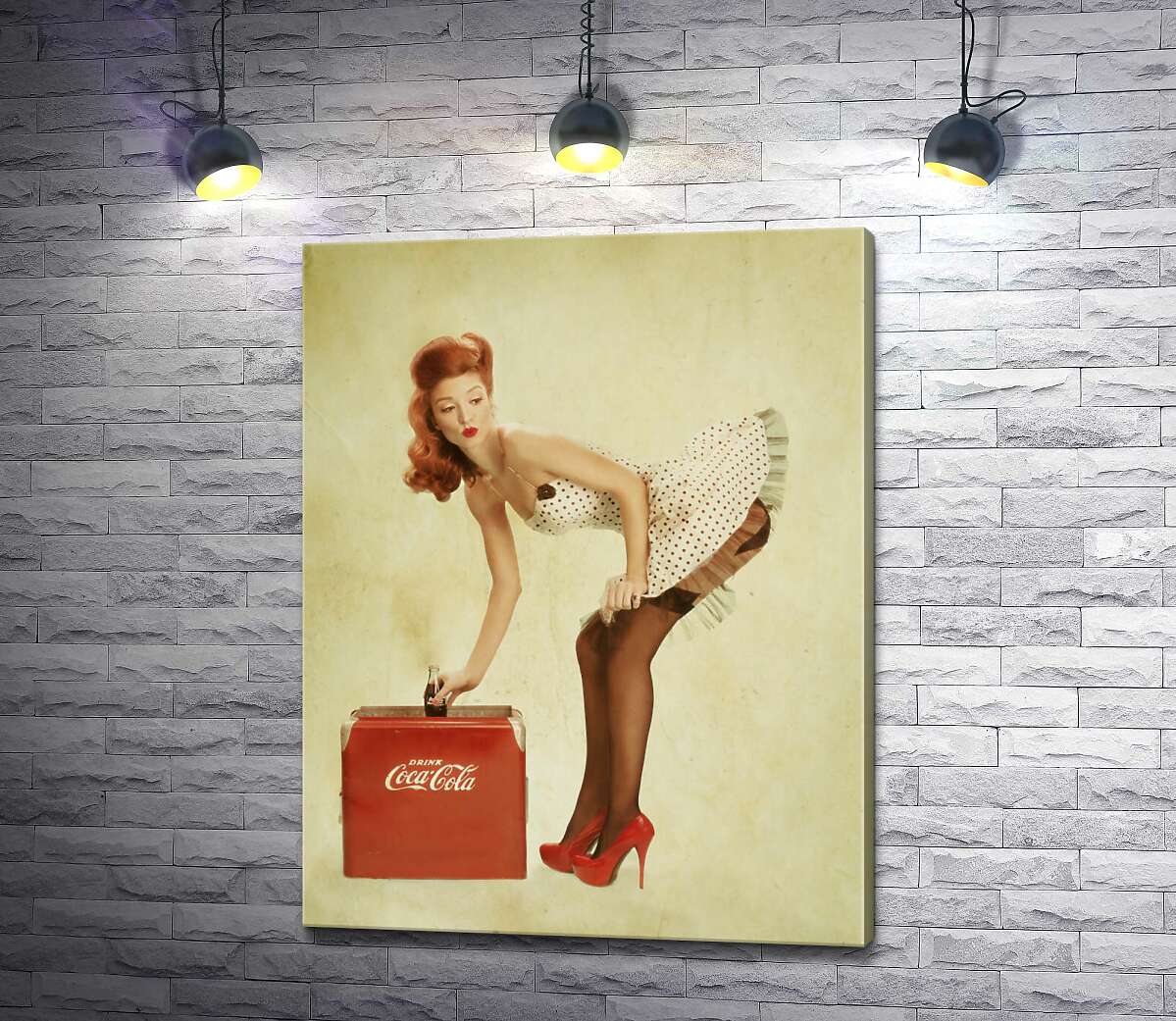 

Картина ArtPoster Пин ап красавица в белом платье нагнулась за бутылкой Кока-колы 100x130 см Модуль №1