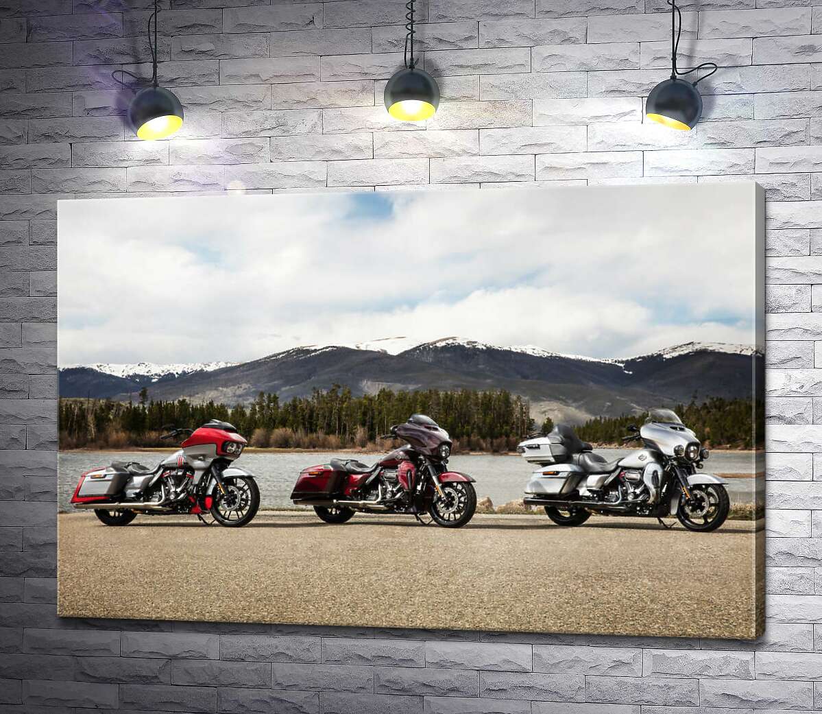 

Картина ArtPoster Три мотоцикла Harley-Davidson Road Glide стоят на берегу реки 130x86 см Модуль №1