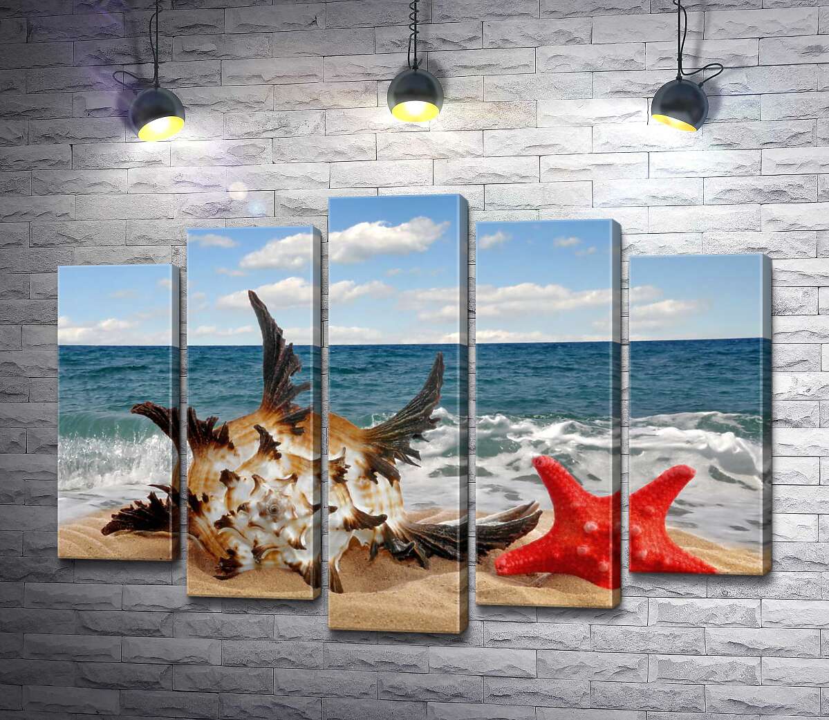 

Модульная картина ArtPoster Нежная ракушка, с острыми концами, и красная морская звезда зарылись в пляжный песок 100x73 см Модуль №26