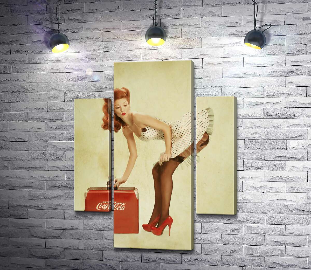 

Модульная картина ArtPoster Пин ап красавица в белом платье нагнулась за бутылкой Кока-колы 80x105 см Модуль №7