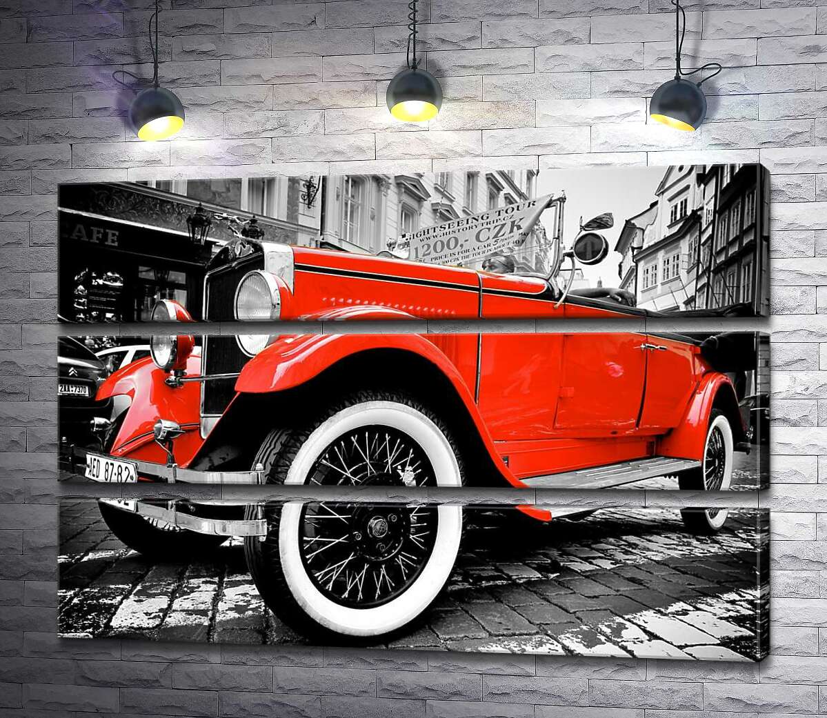 

Модульная картина ArtPoster Ретро-автомобиль сверкает горяще-красным бампером на улице старого города 90x60 см Модуль №13