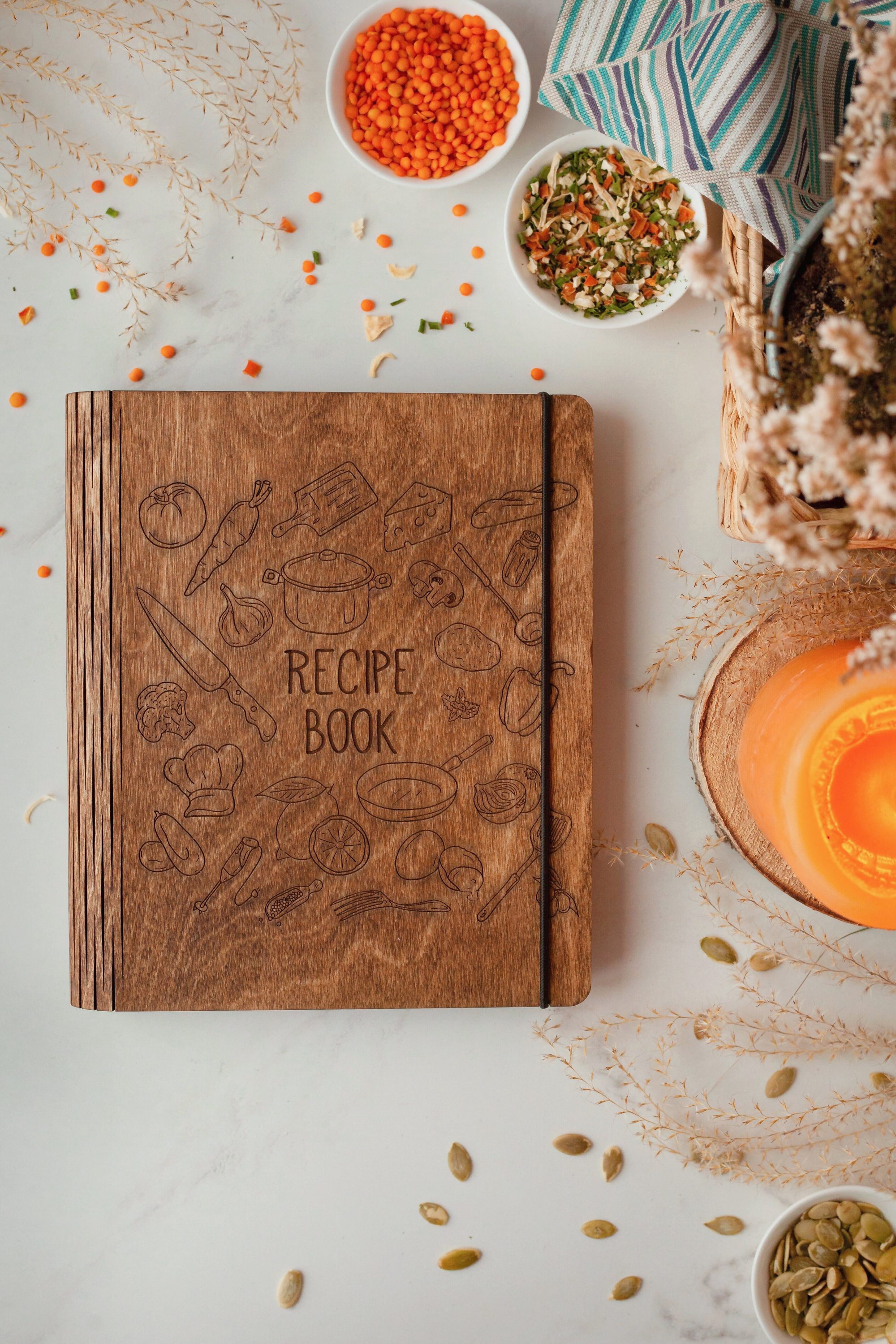 

Книга для рецептов поваренная книга в деревянной цельной обложке "Recipe Book" на подарок А5 150 листов крафтовая бумага в линию Красное дерево 3