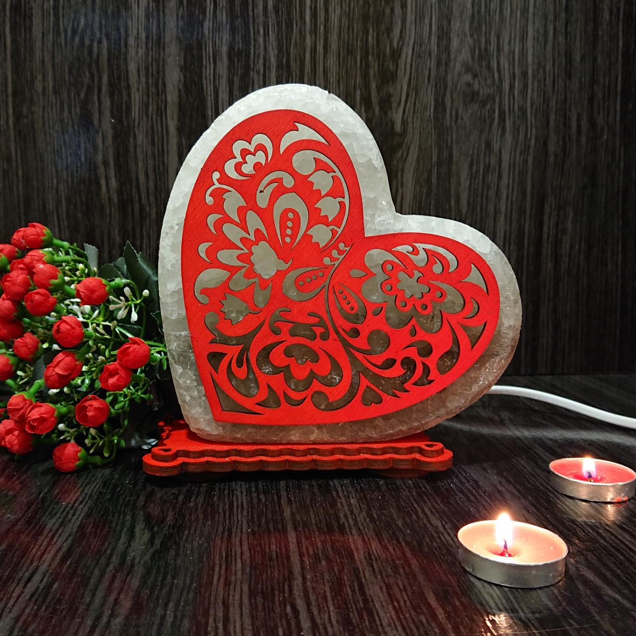 

Соляной светильник в форме сердца. Желтая подсветка. Цветная нашивка