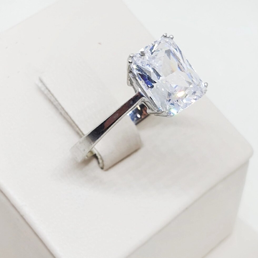 

Кольцо серебряное с кубическим цирконием 18 2,96 г